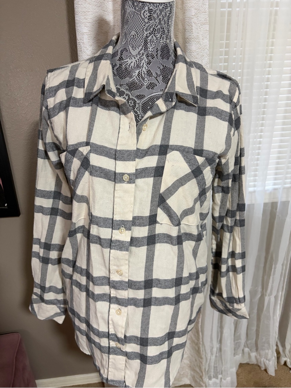 Weekends Everyday Women's Cream & Gray Plaid Button-Down Shirt, size Large